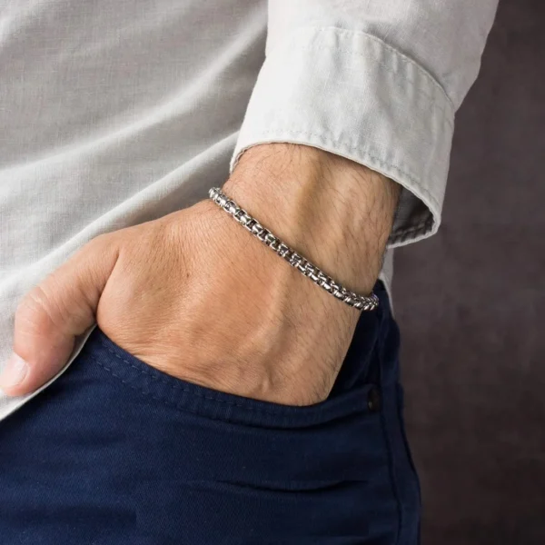 Homme portant un Bracelet à Mailles Vénitiennes 4mm en Acier Inoxydable Homme portant un Bracelet à Mailles Vénitiennes 4mm en Acier Inoxydable.