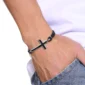 Homme portant un Bracelet en Cuir Tressé & Croix Acier Noir Onyx.