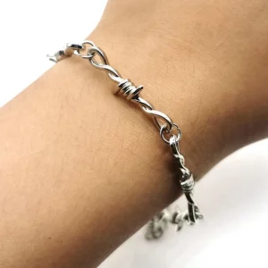 Homme portant un Bracelet en Fil Barbelé Acier Inoxydable Style Punk Homme portant un Bracelet en Fil Barbelé Acier Inoxydable Style Punk.