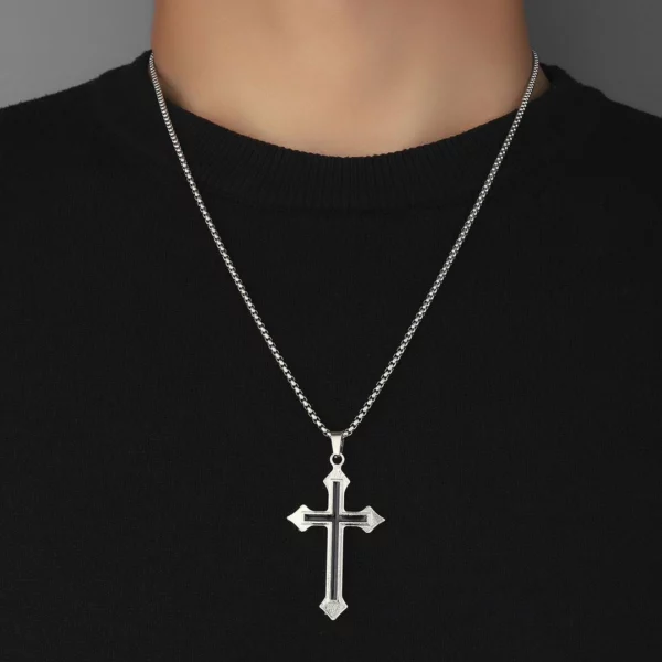 Homme portant un Collier Croix Relief Noir avec Chaîne Cubique Homme portant un Collier Croix Relief Noir avec Chaîne Cubique.