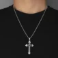 Homme portant un Collier Croix Relief Noir avec Chaîne Cubique