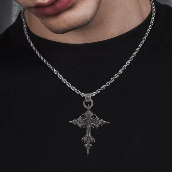 Homme portant un Pendentif Croix Jésus Style Gothique Vintage Homme portant un Pendentif Croix Jésus Style Gothique Vintage.