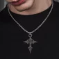 Homme portant un Pendentif Croix Jésus Style Gothique Vintage