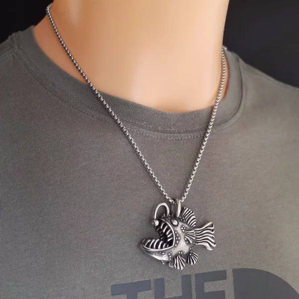 Homme portant un Pendentif Poisson Lanterne avec Chaîne à Mailles Vénitiennes Homme portant un Pendentif Poisson Lanterne avec Chaîne à Mailles Vénitiennes.