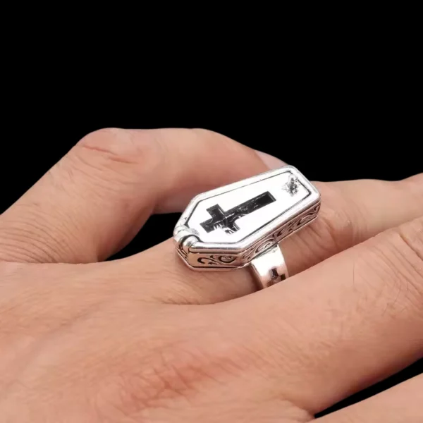 Homme portant une Bague Cercueil Ouvrable avec Croix et Squelette Gothique Homme portant une Bague Cercueil Ouvrable avec Croix et Squelette Gothique.