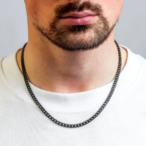 Homme portant une Chaîne Cubaine Noire en Acier Inoxydable avec Maillons 3 mm.