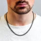 Homme portant une Chaîne Cubaine Noire en Acier Inoxydable avec Maillons 3 mm.