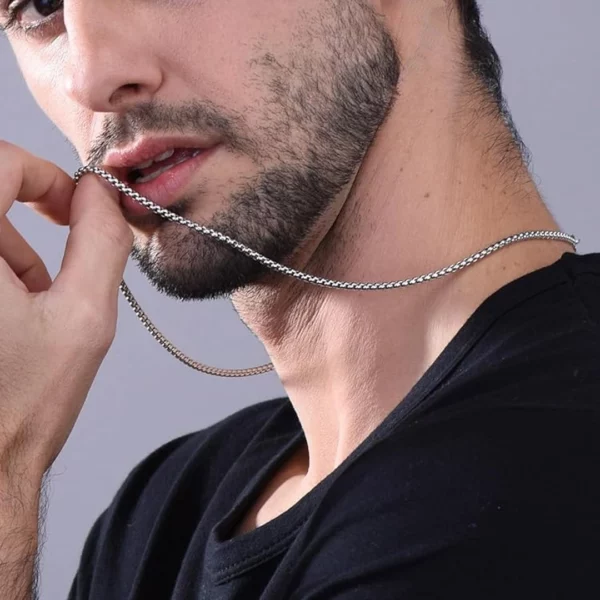 Homme portant une Chaîne Vénitienne 60 cm en Acier Inoxydable à Maillons 2 mm Homme portant une Chaîne Vénitienne 60 cm en Acier Inoxydable à Maillons 2 mm.