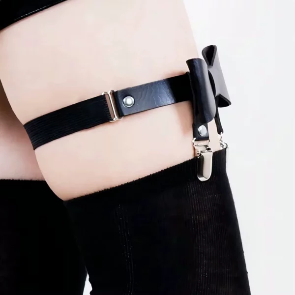 Jarretière Cuir Noir Ajustable par Bretelle Élastique avec Nœud Papillon & Clips pour Bas Jarretière Cuir Noir Ajustable par Bretelle Élastique avec Nœud Papillon & Clips pour Bas.