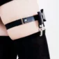 Jarretière Cuir Noir Ajustable par Bretelle Élastique avec Nœud Papillon & Clips pour Bas.