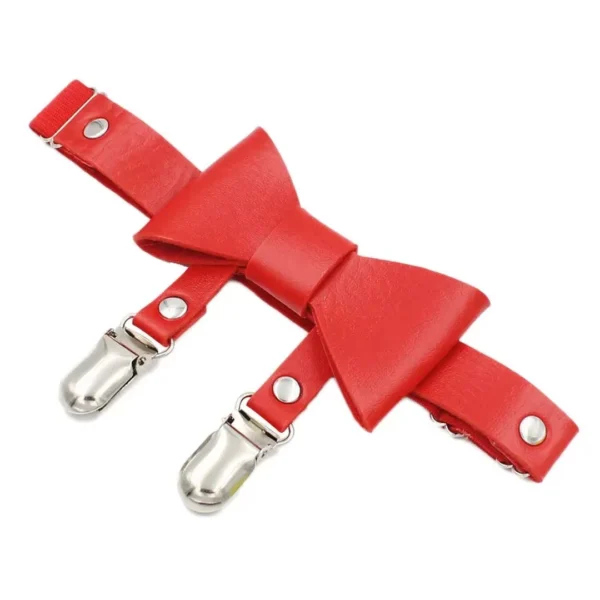 Jarretière Cuir à Nœud Papillon Rouge & Double Clips pour Bas Jarretière Cuir à Nœud Papillon Rouge & Double Clips pour Bas.
