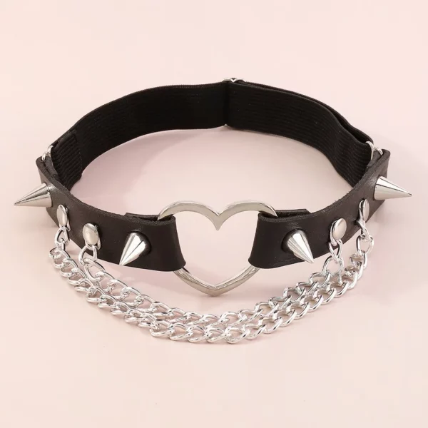 Jarretière Gothique en Cuir Clouté avec Cœur et Chaînes Pendantes Jarretière Gothique en Cuir Clouté avec Cœur et Chaînes Pendantes.