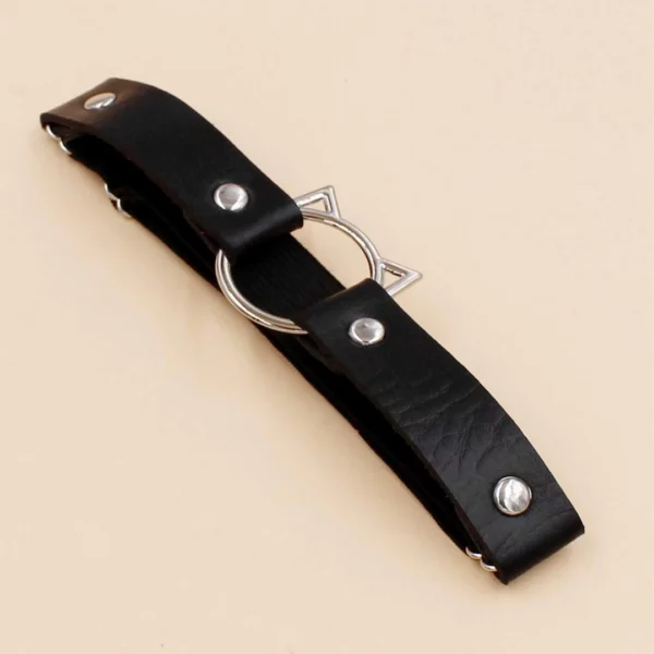 Jarretière Lanière Cuir Synthétique Noir avec Tête de Chat Jarretière Lanière Cuir Synthétique Noir avec Tête de Chat.