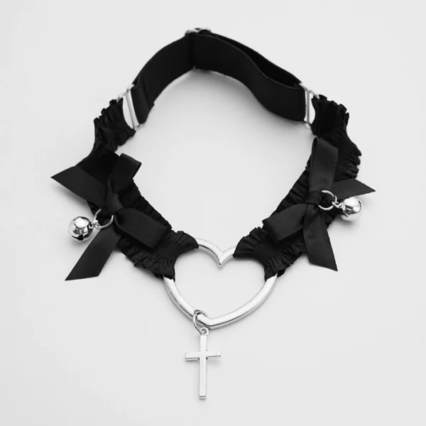 Jarretière Noire Nœuds à Clochettes & Cœur Métallique avec Croix Gothique Jarretière Noire Nœuds à Clochettes & Cœur Métallique avec Croix Gothique.