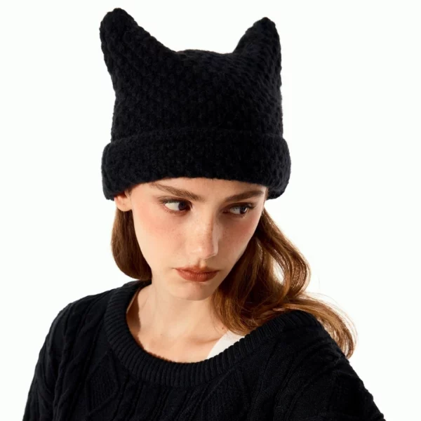 Jeune Femme avec un Bonnet d'Hiver à Oreilles de Chat Jeune Femme avec un Bonnet d'Hiver à Oreilles de Chat.