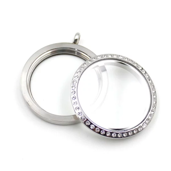 Médaillon Rond Bordé de Zircons Scintillants Ouvrable sur Espace Photo Médaillon Rond Bordé de Zircons Scintillants Ouvrable sur Espace Photo.