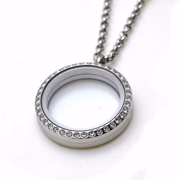 Médaillon Rond en Acier Inoxydable Ouvrable avec Bordure de Zircons Cubiques Médaillon Rond en Acier Inoxydable Ouvrable avec Bordure de Zircons Cubiques.