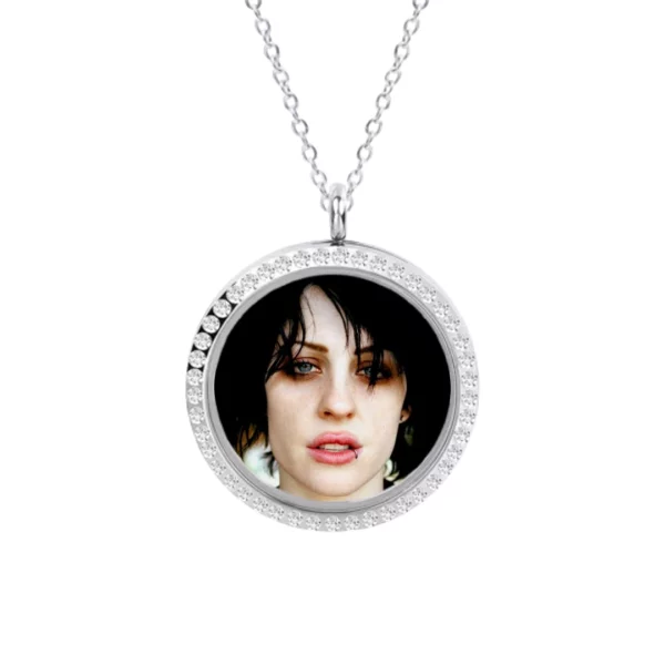 Médaillon orné de Zircons avec la photo de Brody Dalle Médaillon orné de Zircons avec la photo de Brody Dalle.