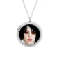 Médaillon orné de Zircons avec la photo de Brody Dalle