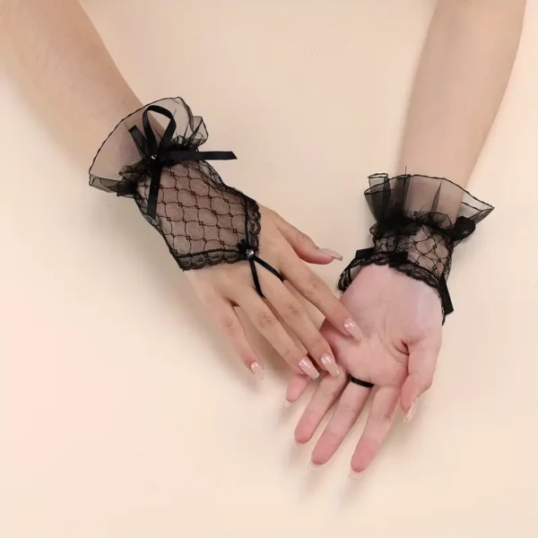Mitaines Femme en Dentelle Noire Ornées de Strass (vue dessous) Mitaines Femme en Dentelle Noire Ornées de Strass (vue dessous).