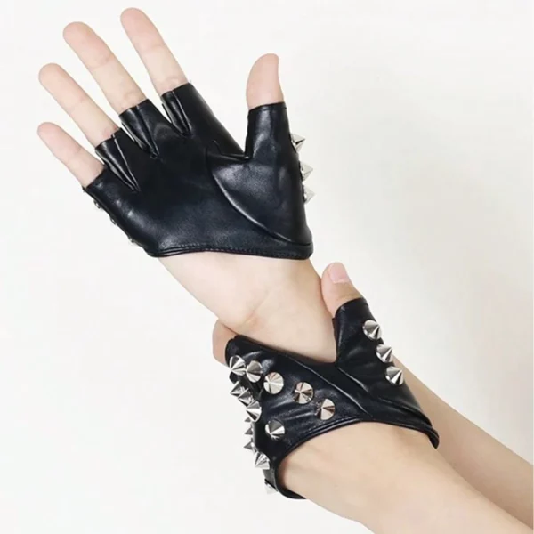 Mitaines Gothiques en Cuir avec spikes Mitaines Gothiques en Cuir avec spikes.