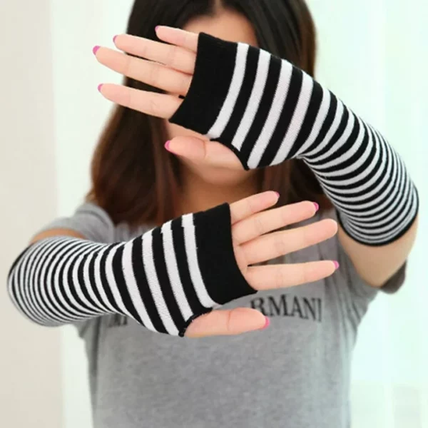 Mitaines Longues Rayées Femme Elegant Gothic Lolita Modèle féminin portant les mitaines longues rayées femme Elegant Gothic Lolita.