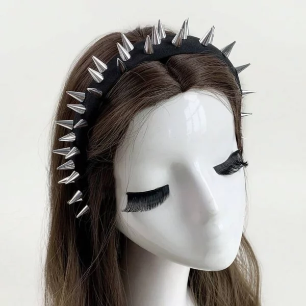 Modèle Féminin avec un Serre-Tête Clouté en Tissu Noir Modèle Féminin avec un Serre-Tête Clouté en Tissu Noir.