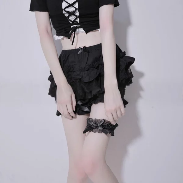 Modèle Féminin avec une Jarretière en Organza Noir et Nœud Satiné Décoratif.