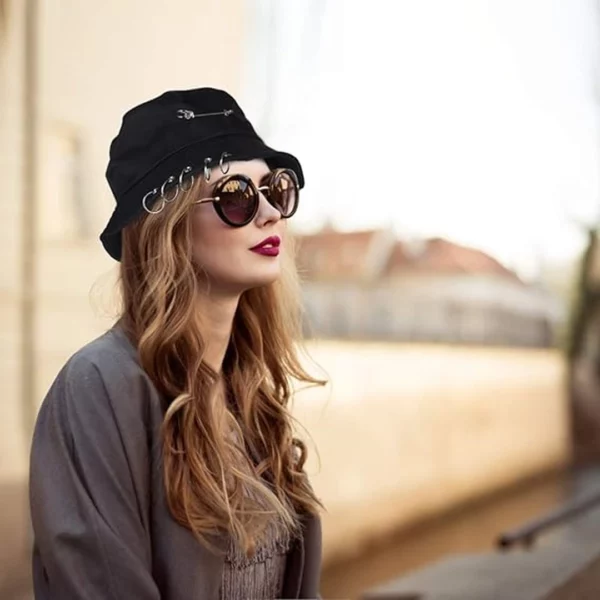 Modèle Féminin portant un Bob Noir en Coton avec Anneaux Métalliques & Épingle Modèle Féminin portant un Bob Noir en Coton avec Anneaux Métalliques & Épingle.