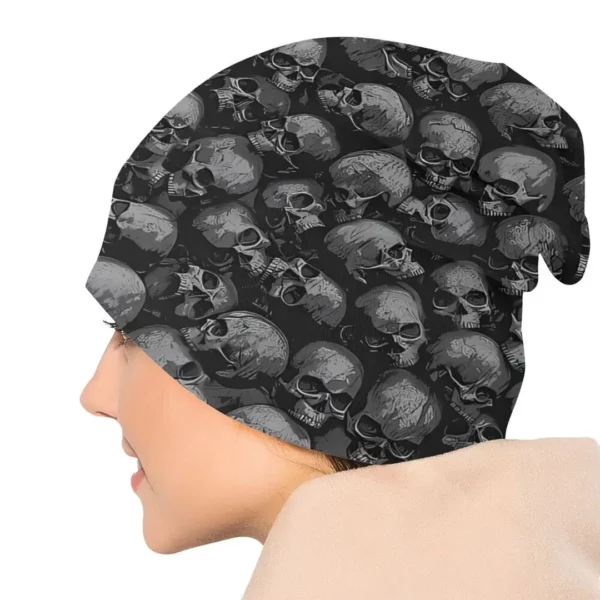 Modèle Féminin portant un Bonnet Têtes de Mort Noir Modèle Féminin portant un Bonnet Têtes de Mort Noir.