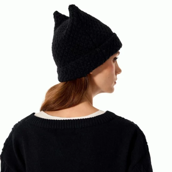 Modèle Féminin portant un Bonnet Tricoté Noir avec Oreilles de Chat Modèle Féminin portant un Bonnet Tricoté Noir avec Oreilles de Chat.