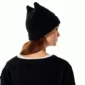 Modèle Féminin portant un Bonnet Tricoté Noir avec Oreilles de Chat.