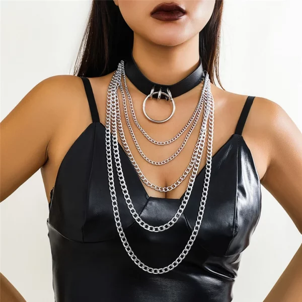 Modèle Féminin portant un Choker Cuir Noir avec Anneau et Chaînes Dégradées Modèle Féminin portant un Choker Cuir Noir avec Anneau et Chaînes Dégradées.