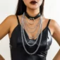 Modèle Féminin portant un Choker Cuir Noir avec Anneau et Chaînes Dégradées.