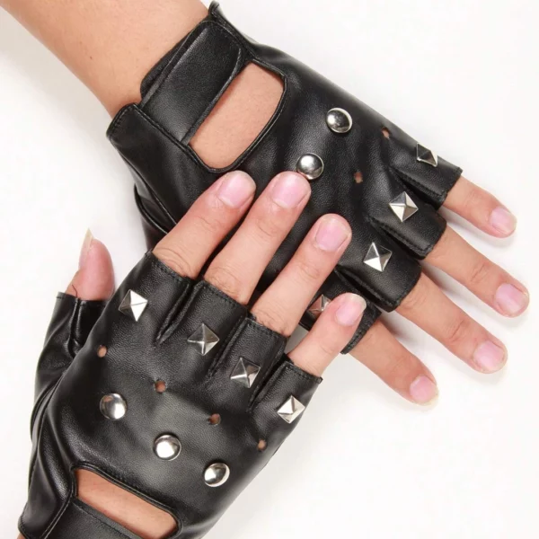 Modèle Homme portant des Mitaines en Cuir avec Rivets Sertis & Fermeture Velcro Modèle Homme portant des Mitaines en Cuir avec Rivets Sertis & Fermeture Velcro.