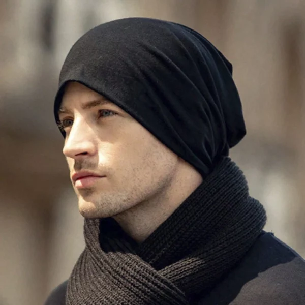 Modèle Masculin portant un Bonnet Beanie Noir Gothique Rock.