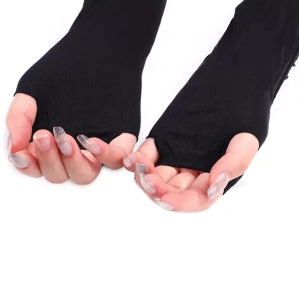 Modèle féminin portant des mitaines longues et ajourées en nylon (vue dessous) Modèle féminin portant des mitaines longues et ajourées en nylon (vue dessous).