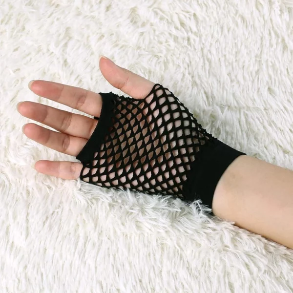 Modèle féminin portant des mitaines résille noires Modèle féminin portant des mitaines résille noires.
