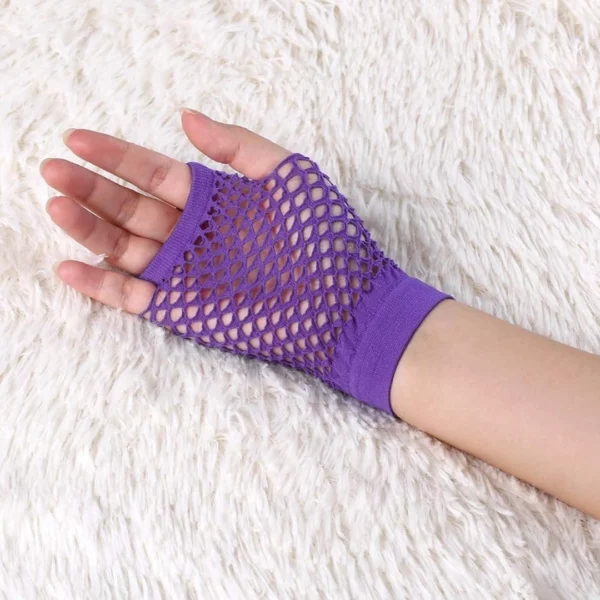 Modèle féminin portant des mitaines résille violettes Modèle féminin portant des mitaines résille violettes.