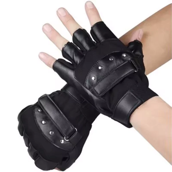 Modèle masculin portant des mitaines en cuir avec doublure chaude et fermeture velcro Modèle masculin portant des mitaines en cuir avec doublure chaude et fermeture velcro.