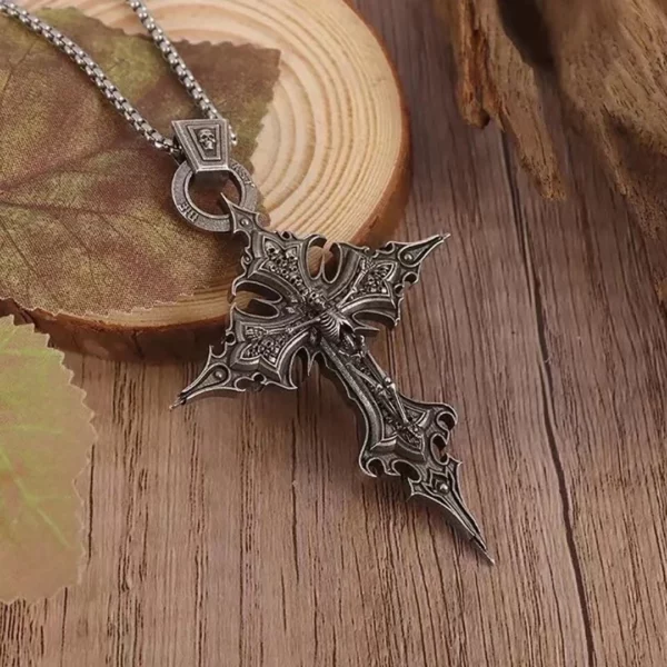 Pendentif Croix Gothique Stylisée avec Têtes de Mort Pendentif Croix Gothique Stylisée avec Têtes de Mort.