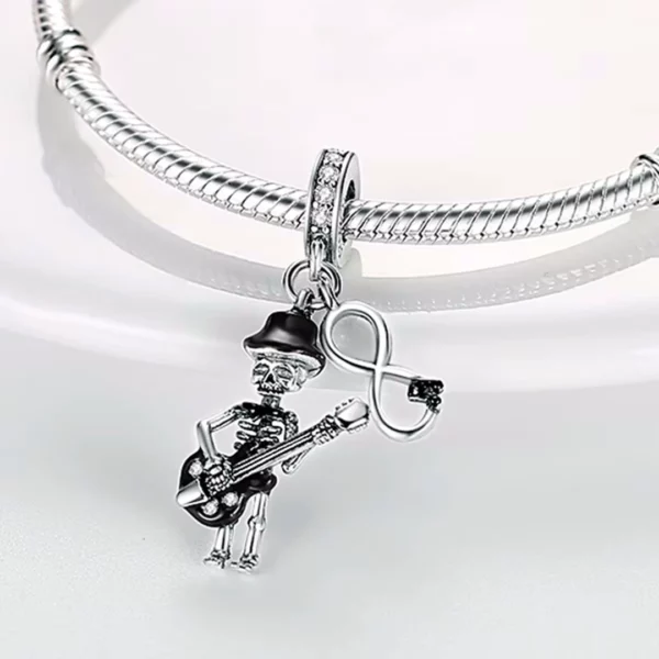Pendentif ou Charm Squelette Guitariste et Signe Infini en Argent 925 Compatible Collier & Bracelet Pendentif ou Charm Squelette Guitariste et Signe Infini en Argent 925 Compatible Collier & Bracelet.
