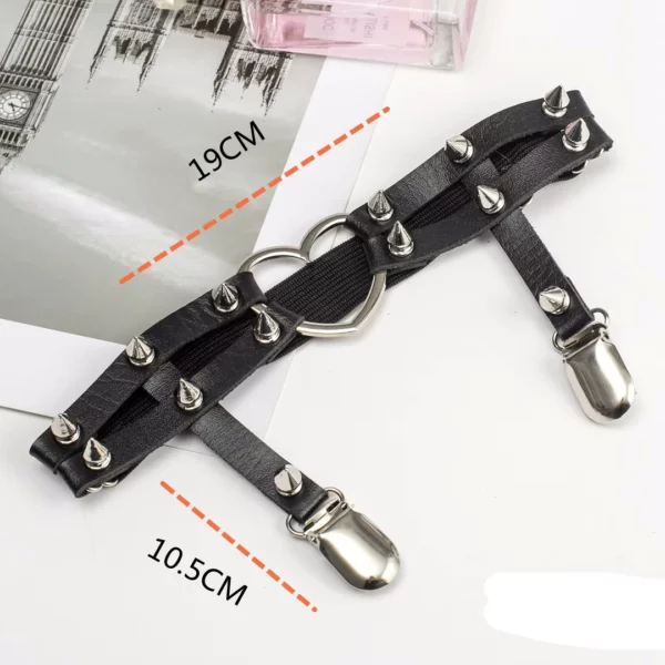 Porte-Jarretelles Cuisse Mollet en Cuir Clouté avec Cœur Métallique (dimensions) Porte-Jarretelles Cuisse Mollet en Cuir Clouté avec Cœur Métallique (dimensions).