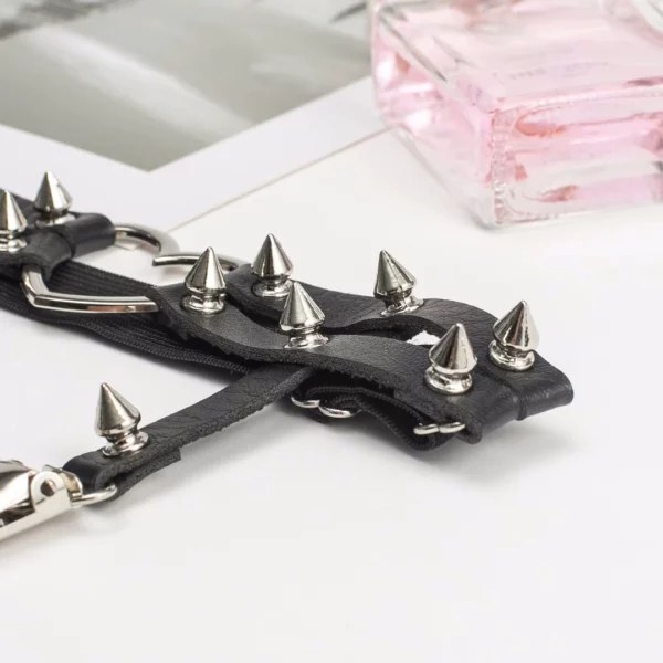 Porte-Jarretelles Punk en Cuir Clouté (Spikes) avec Cœur Métallique Porte-Jarretelles Punk en Cuir Clouté (Spikes) avec Cœur Métallique.