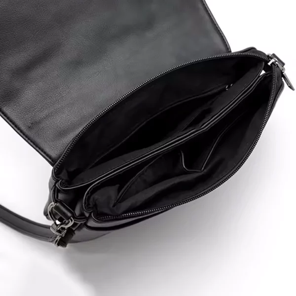 Sac Bandoulière Femme Cuir Noir Style Gothique Capacité 2 Litres Sac Bandoulière Femme Cuir Noir Style Gothique Capacité 2 Litres.