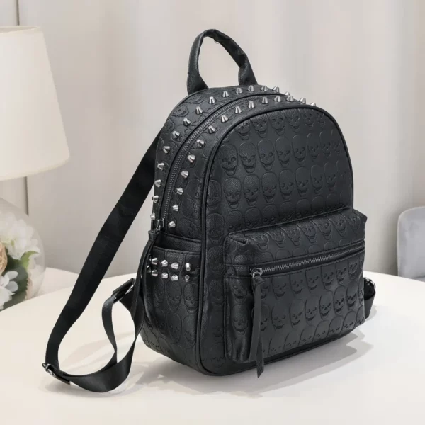 Sac à Dos Gothique Cuir Noir avec Têtes de Mort et Rivets Sac à Dos Gothique Cuir Noir avec Têtes de Mort et Rivets.