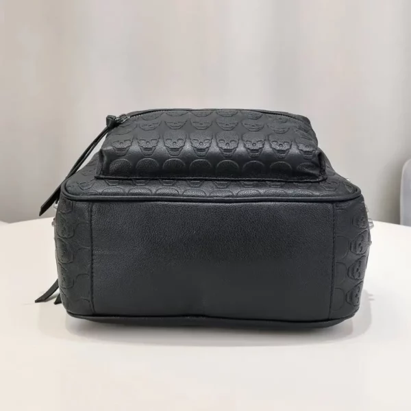 Sac à Dos Noir en Cuir avec Têtes de Mort Sac à Dos Noir en Cuir avec Têtes de Mort.