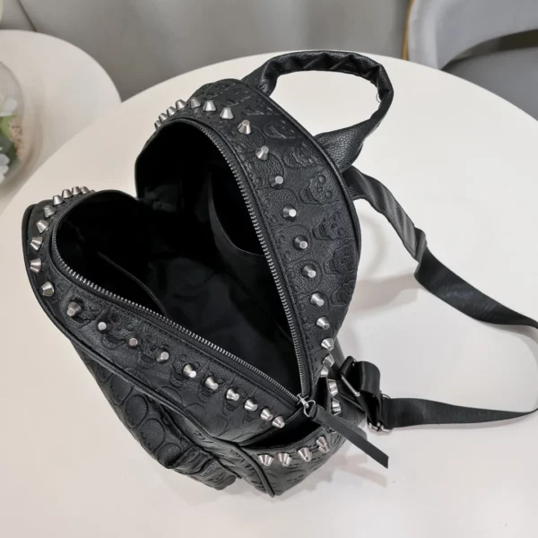 Sac à Dos Punk Cuir PU avec Motif Crânes et Rivets Sac à Dos Punk Cuir PU avec Motif Crânes et Rivets.