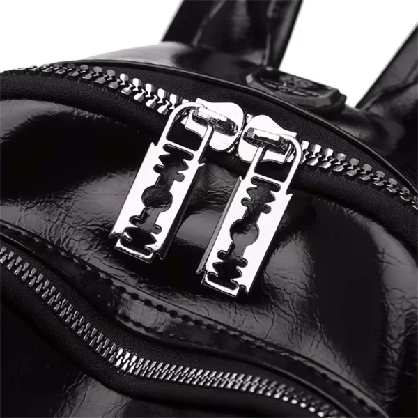 Sac à Dos en Cuir Verni Noir Femme Fermeture Éclair Lames de Rasoir.