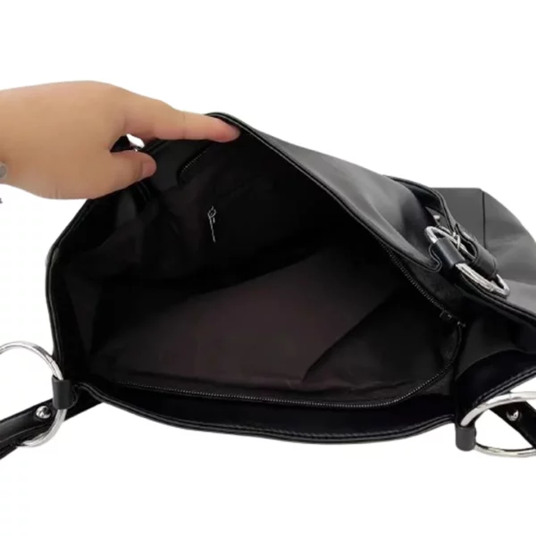 Sac à Main Cuir Noir Croix Brodée & Chaînes Pendantes Capacité 7 Litres Sac à Main Cuir Noir Croix Brodée & Chaînes Pendantes Capacité 7 Litres.